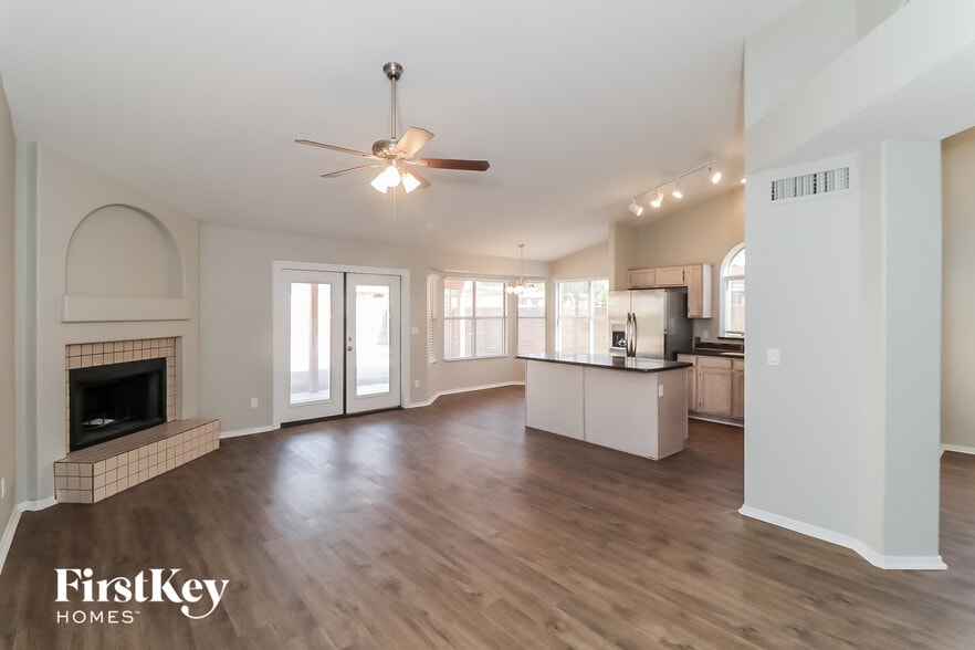 Building Photo - 1214 E Grovers Ave