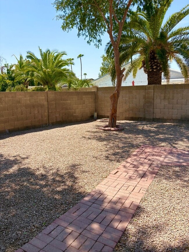 Building Photo - **Excellent 3br/2ba/2garage HOUSE (EXTENSI...