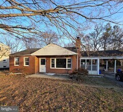 Building Photo - 926 Green Ln