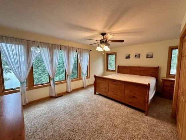 Building Photo - 6 bedroom, 4.5 bath Whitefish chain, 12 mo...