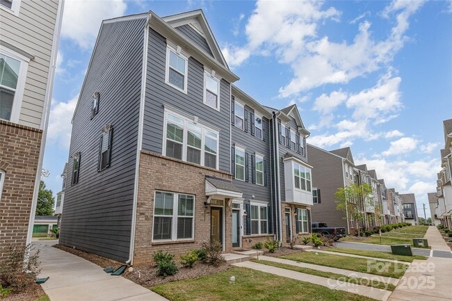 Building Photo - 6122 Cleburne Ct