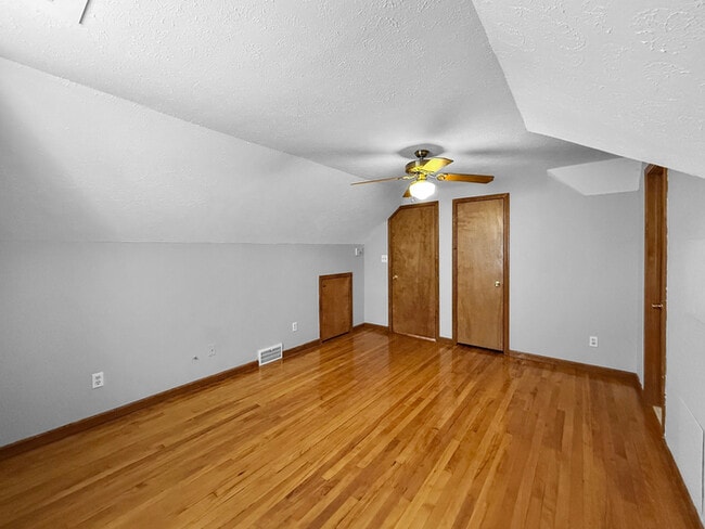 Building Photo - Charming 4 beds 2 baths in South Euclid!