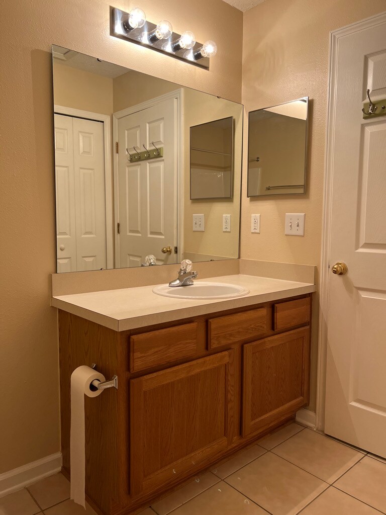 Guest Bath - 6094 Maggies Cir