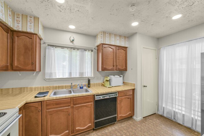Building Photo - 16323 Summer Dawn Ln