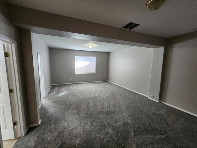 Building Photo - 3 Bedroom 3 Bath Rancher Town Home 2 Car Garage