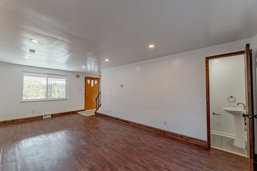 Building Photo - 3203 Hebron Dr