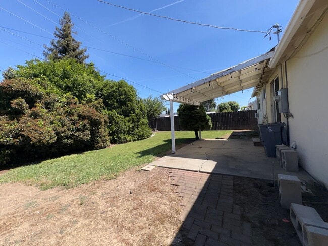 Building Photo - 324 Cottonwood St