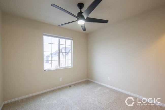 Building Photo - 692 W Chase Ln