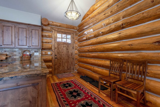 Building Photo - 1330 Larsen Ln