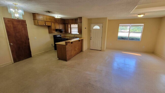 Building Photo - 3136 Seminole Dr