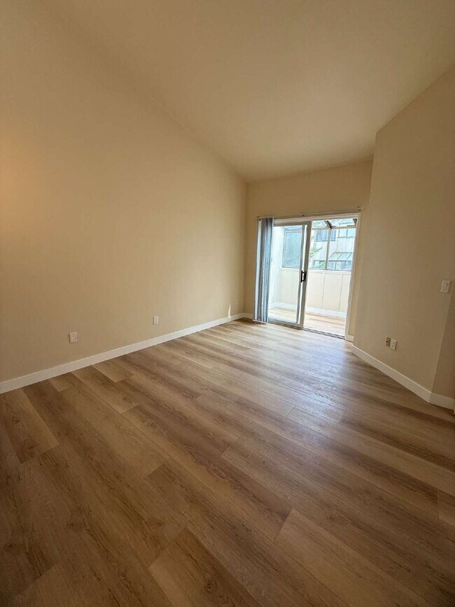 Building Photo - Fully Remodeled Bellevue Condo Available Now!