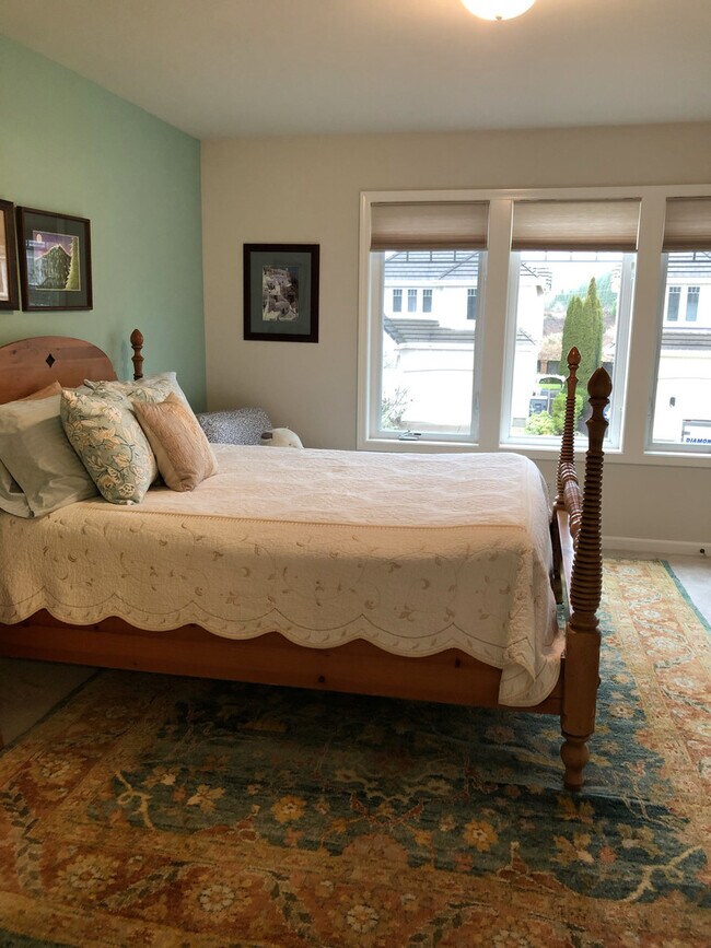 Building Photo - Beautiful 3 bedroom 2.5 Bath in North Corv...