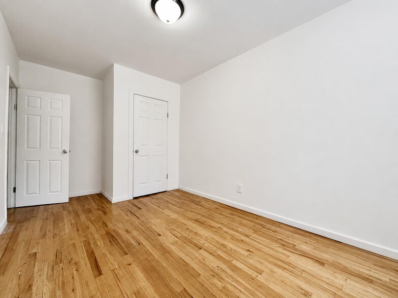 Building Photo - 401 E 68th St