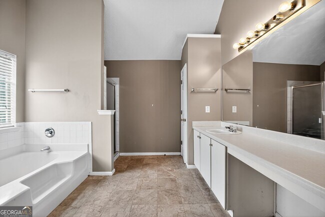 Building Photo - 245 Vaness Dr