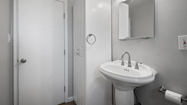 Building Photo - Centrally Located Sacramento Home