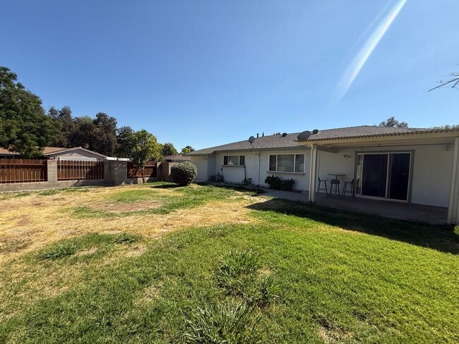 Building Photo - 3 bed 2 bath home available now!