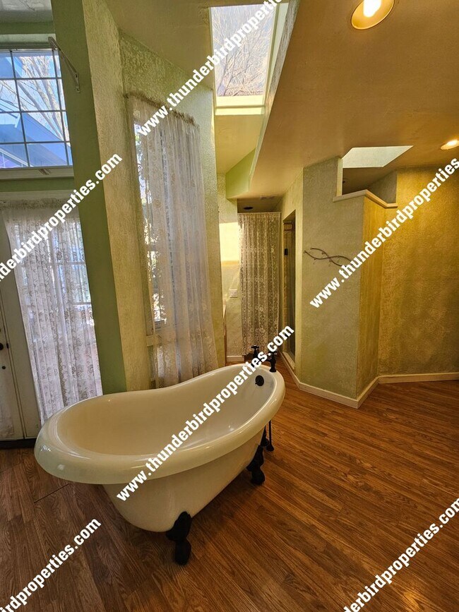 Building Photo - Lovely 3 bedroom, 2 baths in NE Heights!