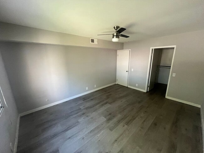 Building Photo - Spacious 2 Bed / 1 Bath Upstairs Condo in San Carlos – Utilities Included!