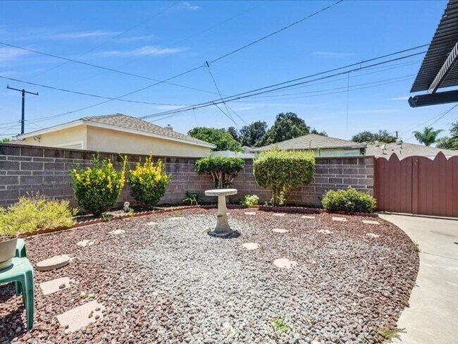 Building Photo - 4847 Ocana Ave