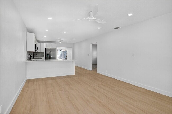 Building Photo - 529 NE 18th St