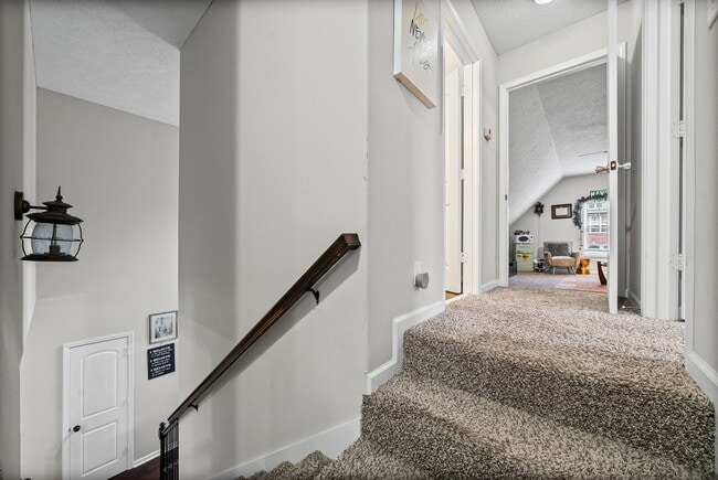 Building Photo - 632 Hidden Valley Dr