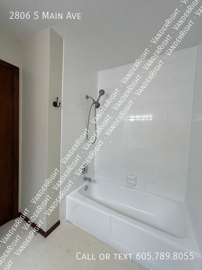 Building Photo - 2806 S Main Ave