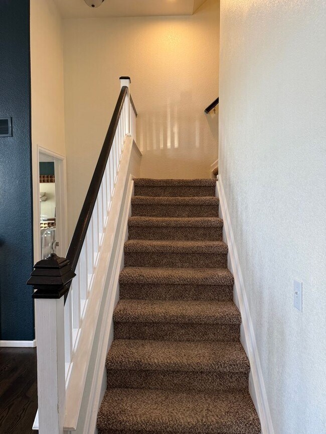 Building Photo - Move in Special- Beautiful Furnished 3 Bedroom/2.5 Bathroom Single Family Home with Flexible Leas...