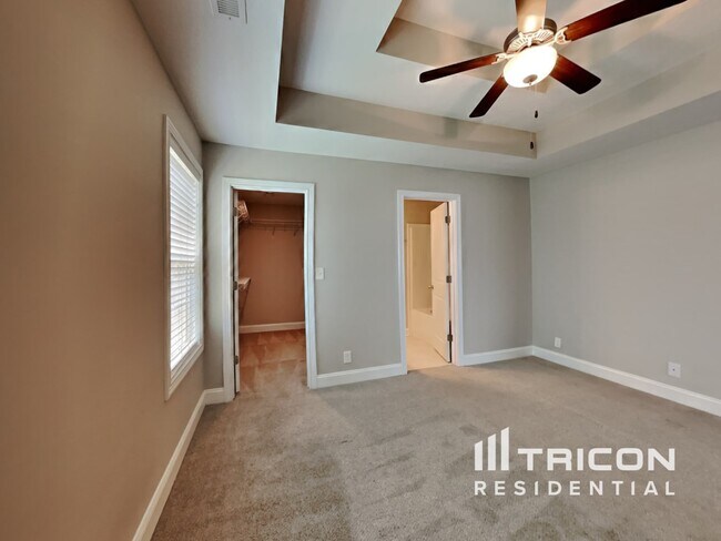 Building Photo - 616 Hollow Crst