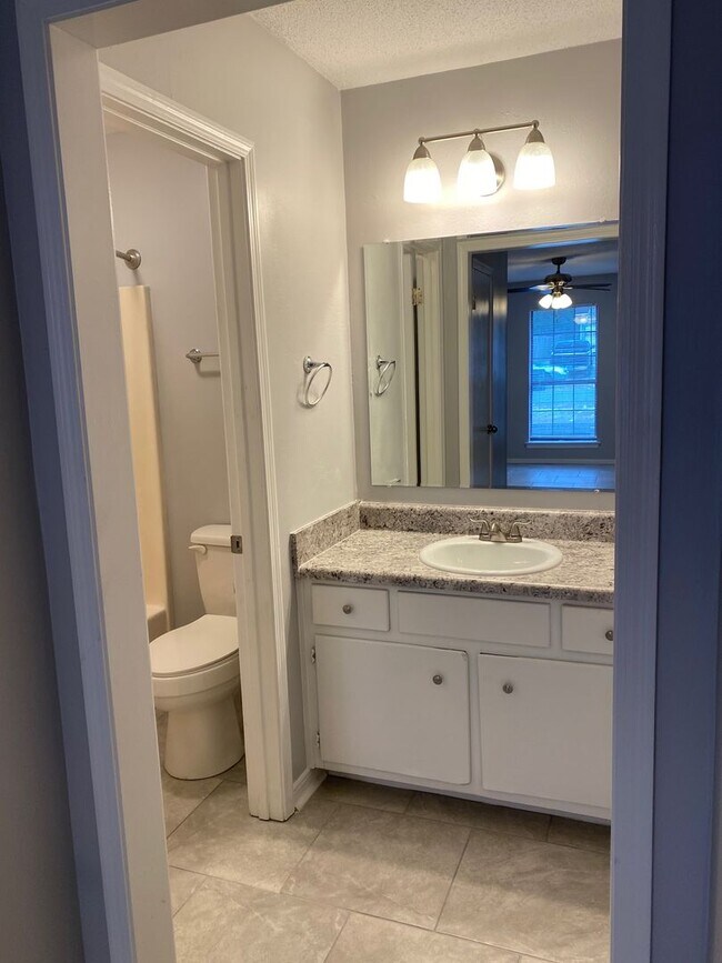 Building Photo - Convenient Northeast location!