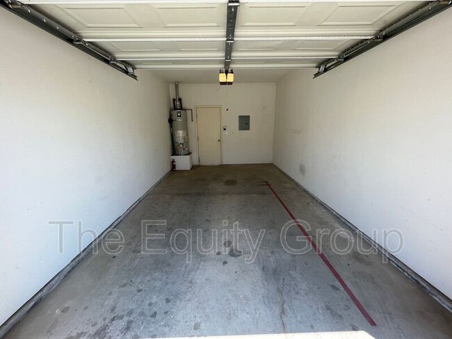 Building Photo - 2329 W Sunnyside Ave