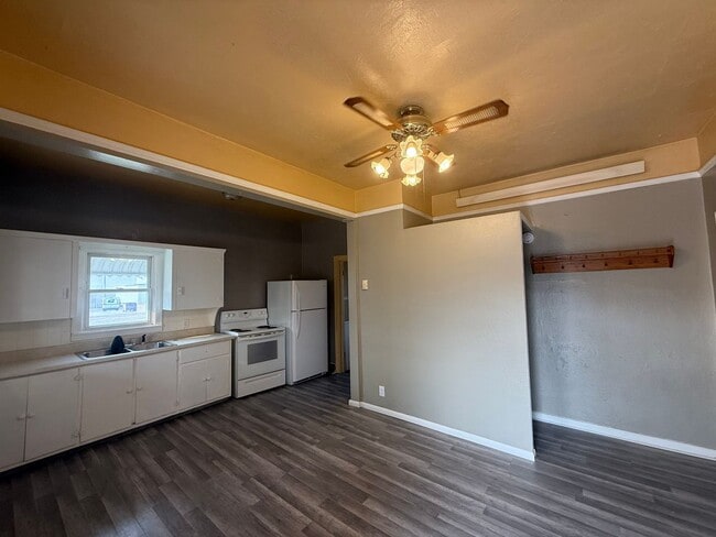 Building Photo - Pet Friendly, One Car Detached Garage, Own...