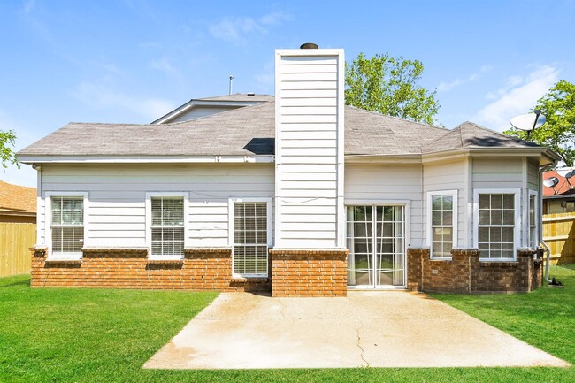 Building Photo - 6661 Collins Way Cove