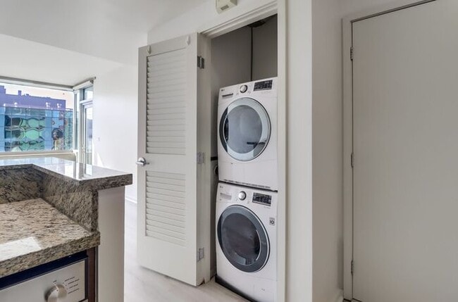 Building Photo - Stunning 1Bdm 1Ba Condo in the Heart of Do...