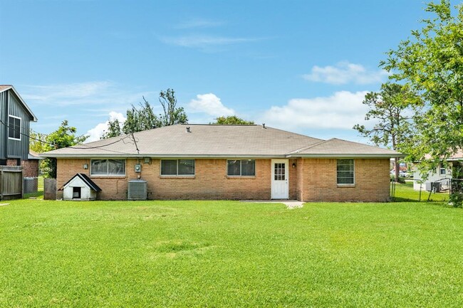 Building Photo - 303 Ligustrum St