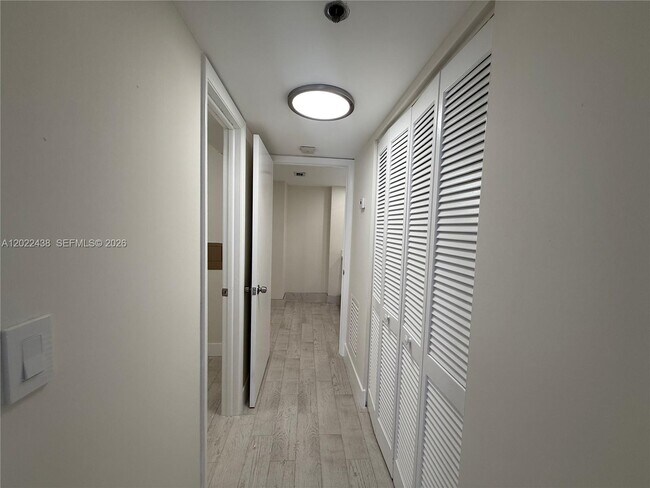 Building Photo - 801 N Venetian Dr