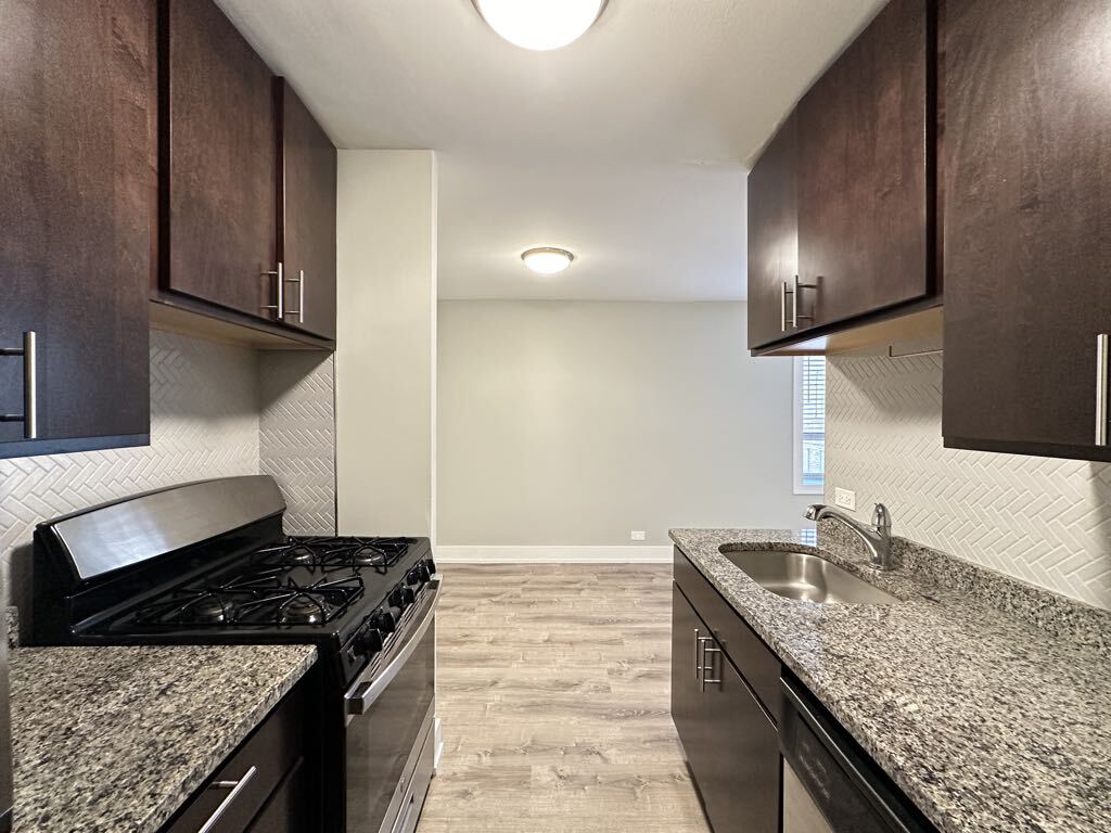 Building Photo - 535 W Surf St