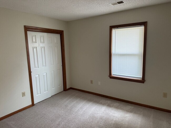 Building Photo - LANDSTOWN MEADOWS