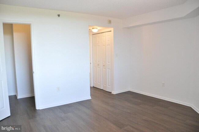 Building Photo - 10101 Grosvenor Pl