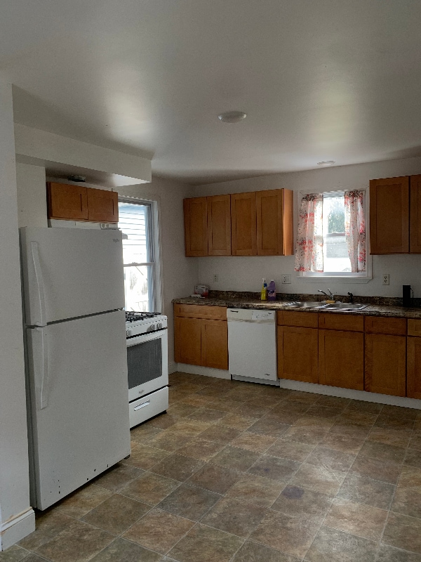 Building Photo - 1402 E River Rd