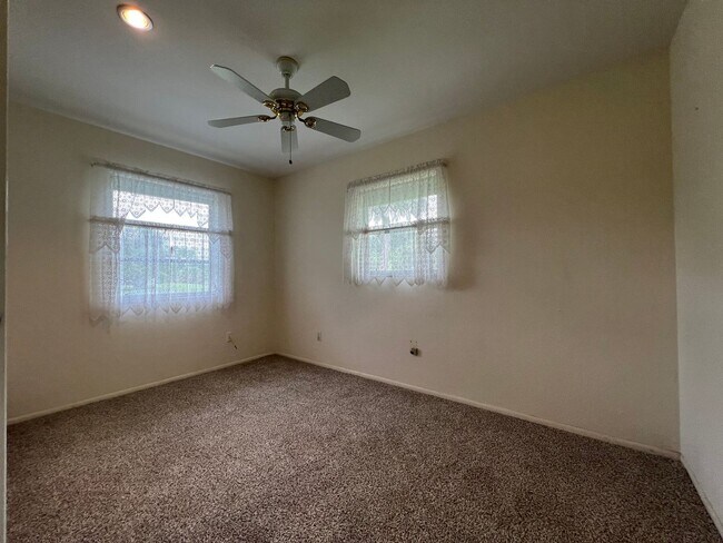 Building Photo - ** Annual ** 2 Bed / 2 Bath ** Single Fami...