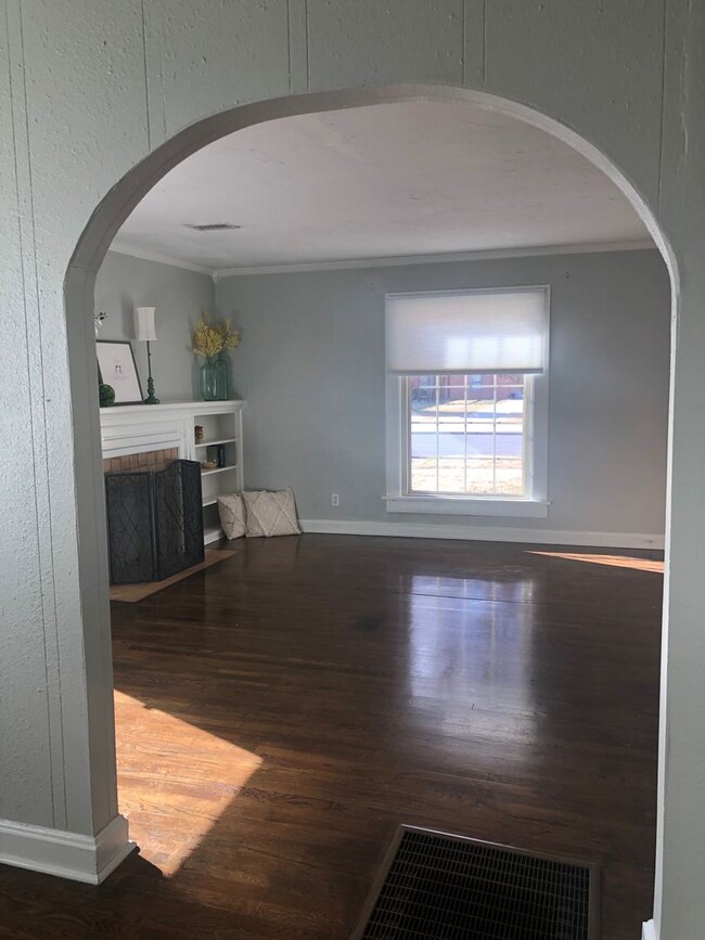 Building Photo - Located Oliver Eakle/AC !!! Cute 2/1/1 wit...