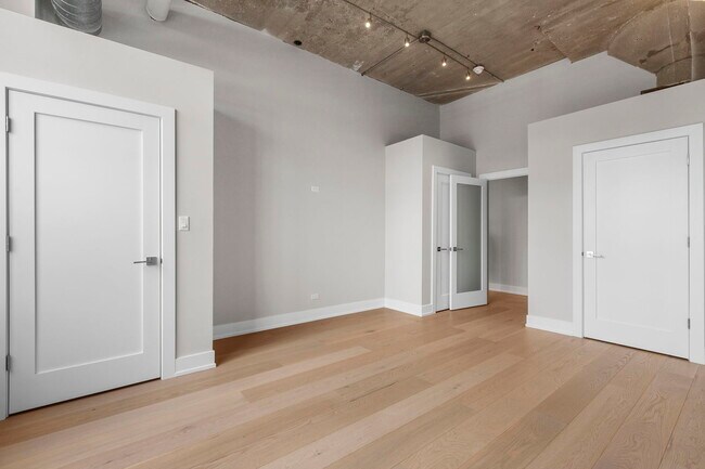 Building Photo - 17 N Loomis St