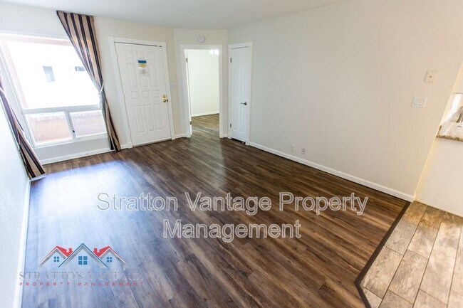 Building Photo - 427 W Pontiac Dr