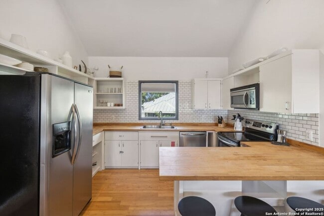 Building Photo - HISTORIC CHARM IN KING WILLIAM