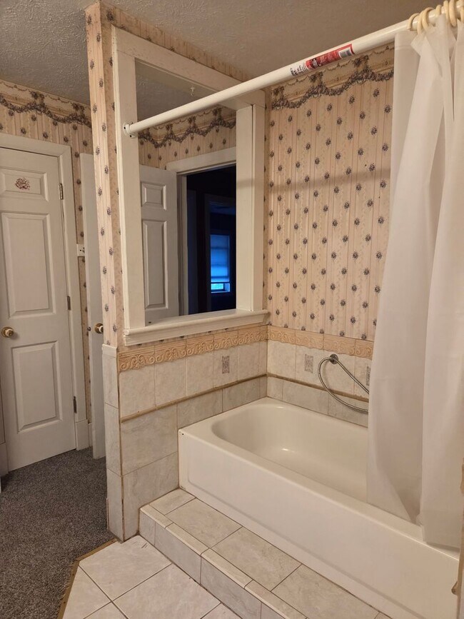 Building Photo - Beautiful 3-bedroom house available now