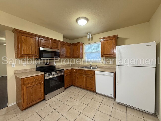 Building Photo - For Lease | Sand Springs | $1125 Rent | Av...