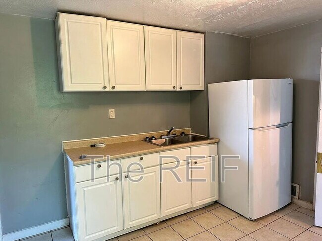 Building Photo - 109 W Maple St