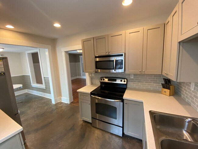 Building Photo - Stunning 3 bedroom/2bath Victorian home