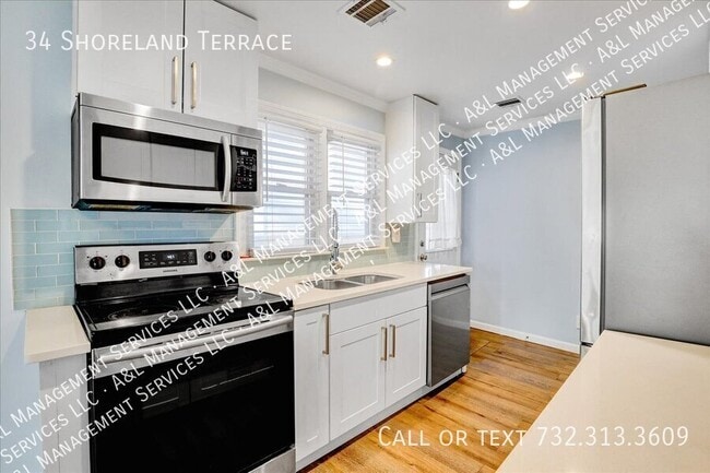 Building Photo - 34 Shoreland Terrace