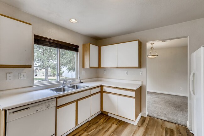 Kitchen - 5120 Perth St